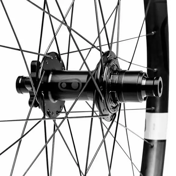 Ruota Anteriore Crankbrothers Synthesis E-Bike 27.5+' Disc Brake Asse Passante 15x110 BOOST 4 Ruota Anteriore Crankbrothers Synthesis E-Bike 27.5+' Disc Brake Asse Passante 15x110 BOOST - immagine 2